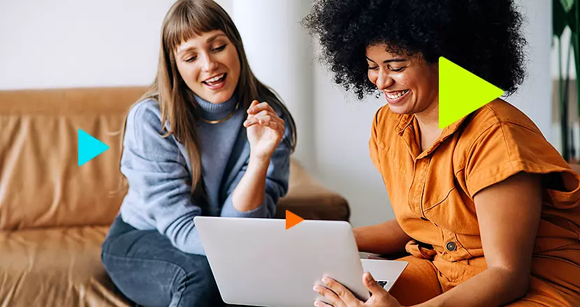 Antecipação de recebiveis: duas pessoas olhando para um notebook