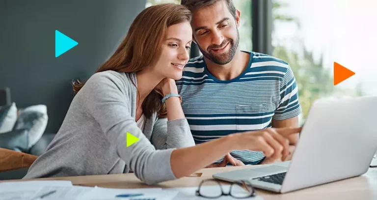 Casal aprendendo como declarar Imposto de Renda