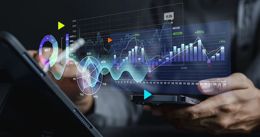 Empresário com um celular e um tablet analisando gráficos, representando a transformação digital no sistema financeiro.