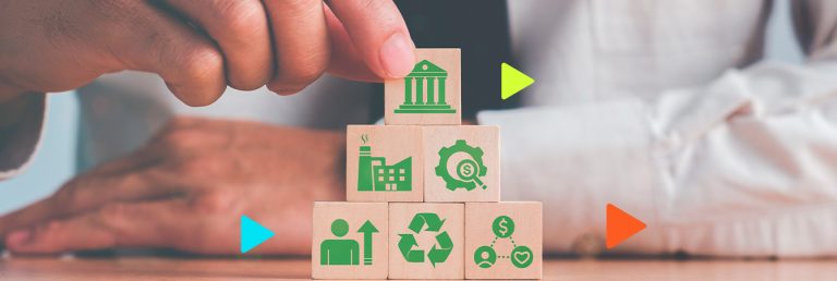 Core business: pirâmide de blocos de madeiras com ícones