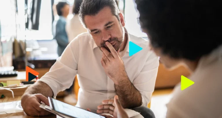 Homem tentando consultar CNPJ na Receita Federal