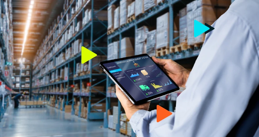 Tablet com WMS (Warehouse Management System) em galpão