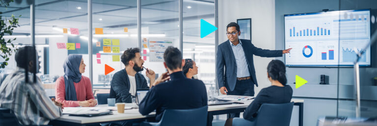 Vendas B2B e B2C: homem apresentando em sala de reuniões