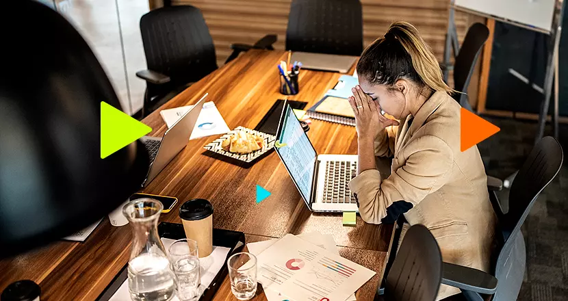 empresa falida tem que pagar dívidas: mulher em escritório com mãos no rosto em sinal de desespero