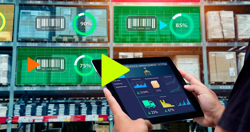 sistema de controle de estoque: pessoa com um tablet na mão