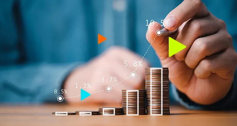 Retenção de impostos: pilhas de moedas formando gráfico crescente