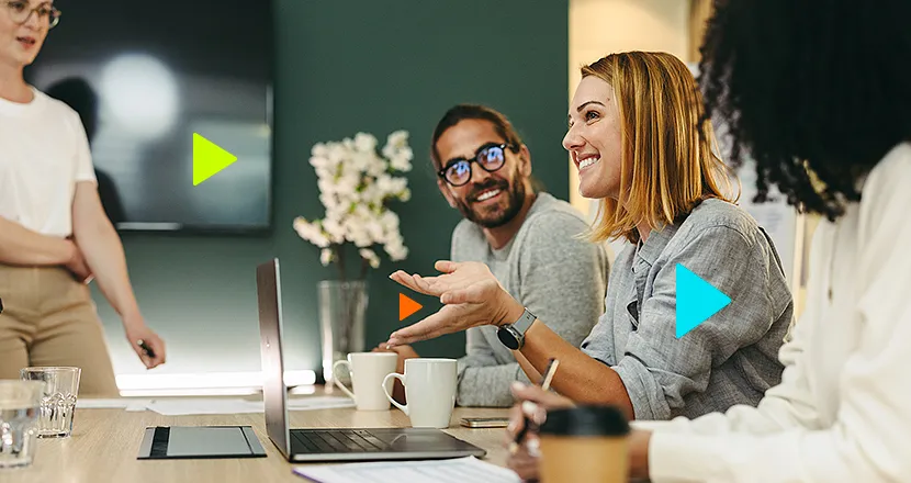 empreendedorismo corporativo: pessoas conversando em mesa com café e notebook