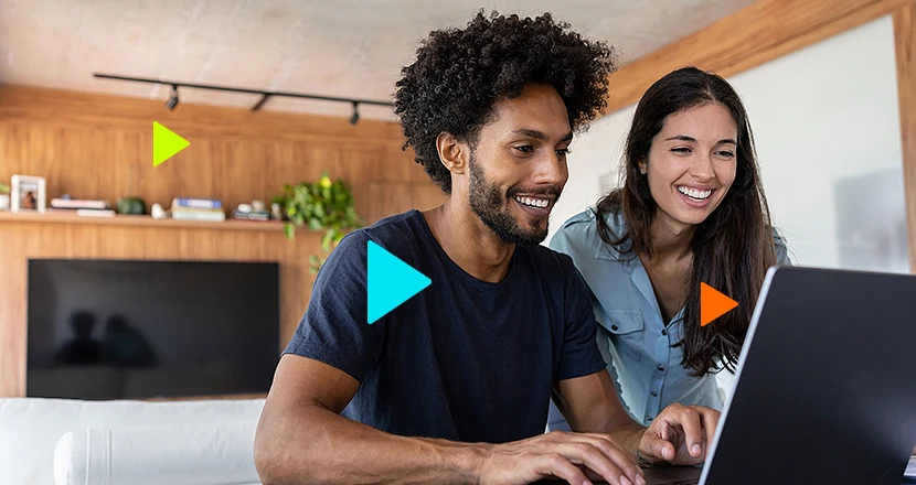 homem e mulher usando o notebook levantando quais são os tipos de negócios