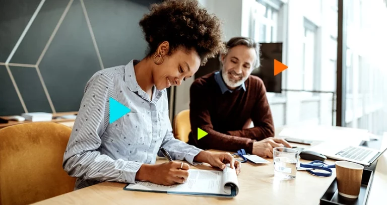 Homem e mulher fazendo gestão de contratos