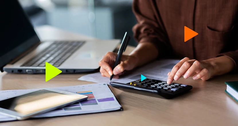 Orçamento Incremental: pessoa em mesa de escritório com caneta, notebook, papéis e calculadora