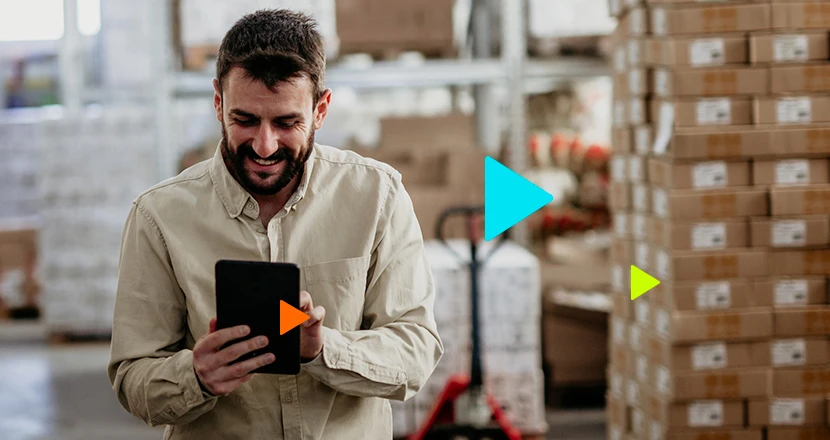 organização de estoque: homem feliz com tablet na mão em galpão de estoque