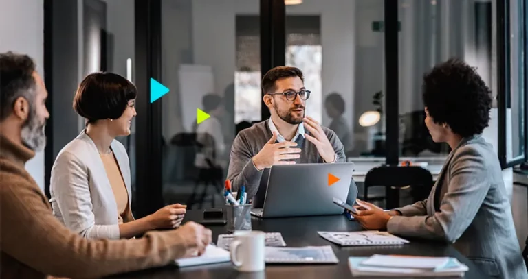 pessoas em escriório de contabilidade falando sobre reforma tributária