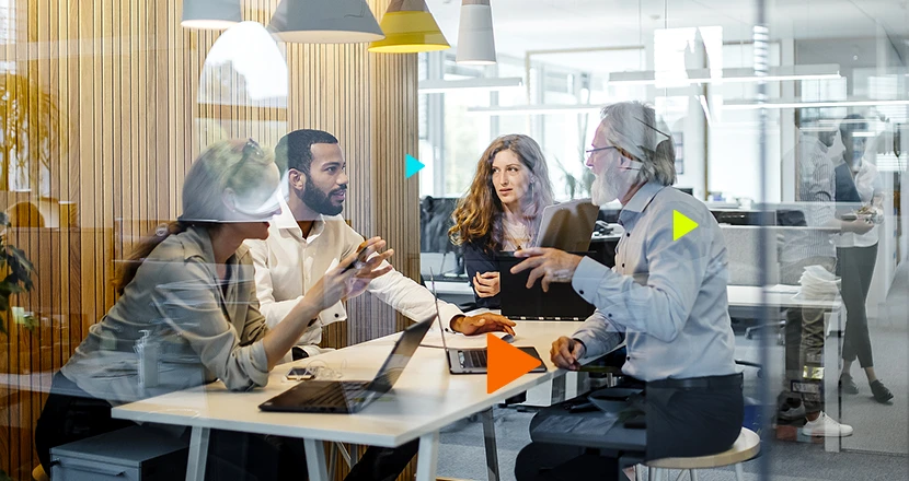 Equipe de contadores aprendendo sobre planejamento tributário.