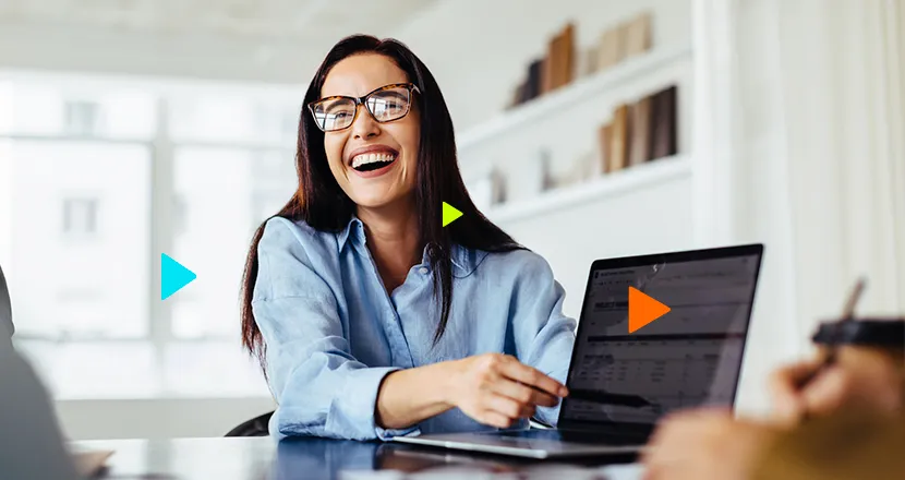 Mulher feliz sendo produtiva na empresa com a matriz de gerenciamento de tempo.