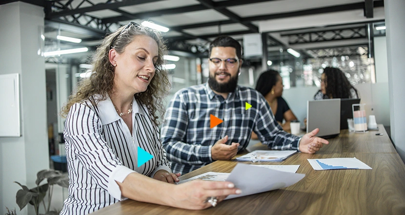 Empreendedores conversando sobre como organizar e monitorar um fluxo de caixa simples