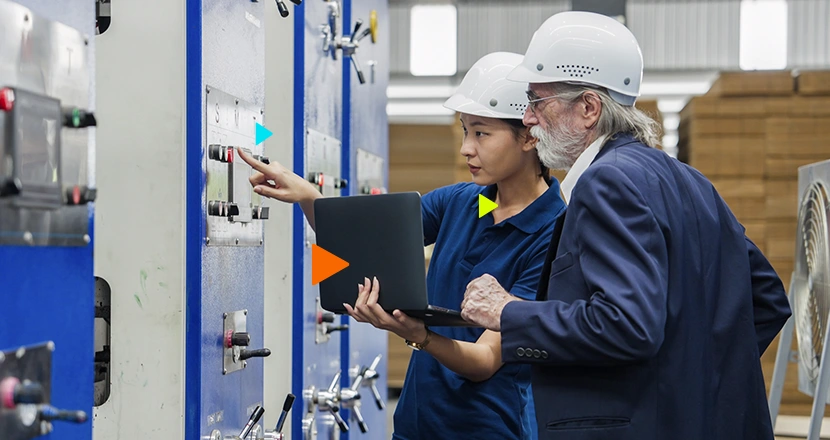 Profissionais ajustando equipamentos em um ambiente de gestão industrial